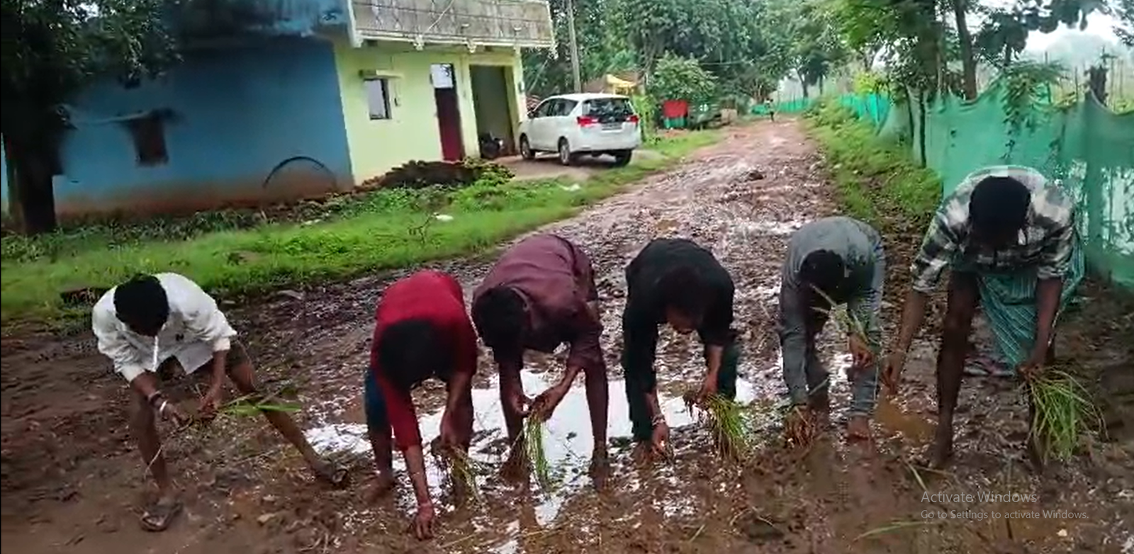 जर्जर सड़क पर ग्रामीणों ने लगाया धान का रोपा, अनोखे प्रदर्शन का वीडियो वायरल!