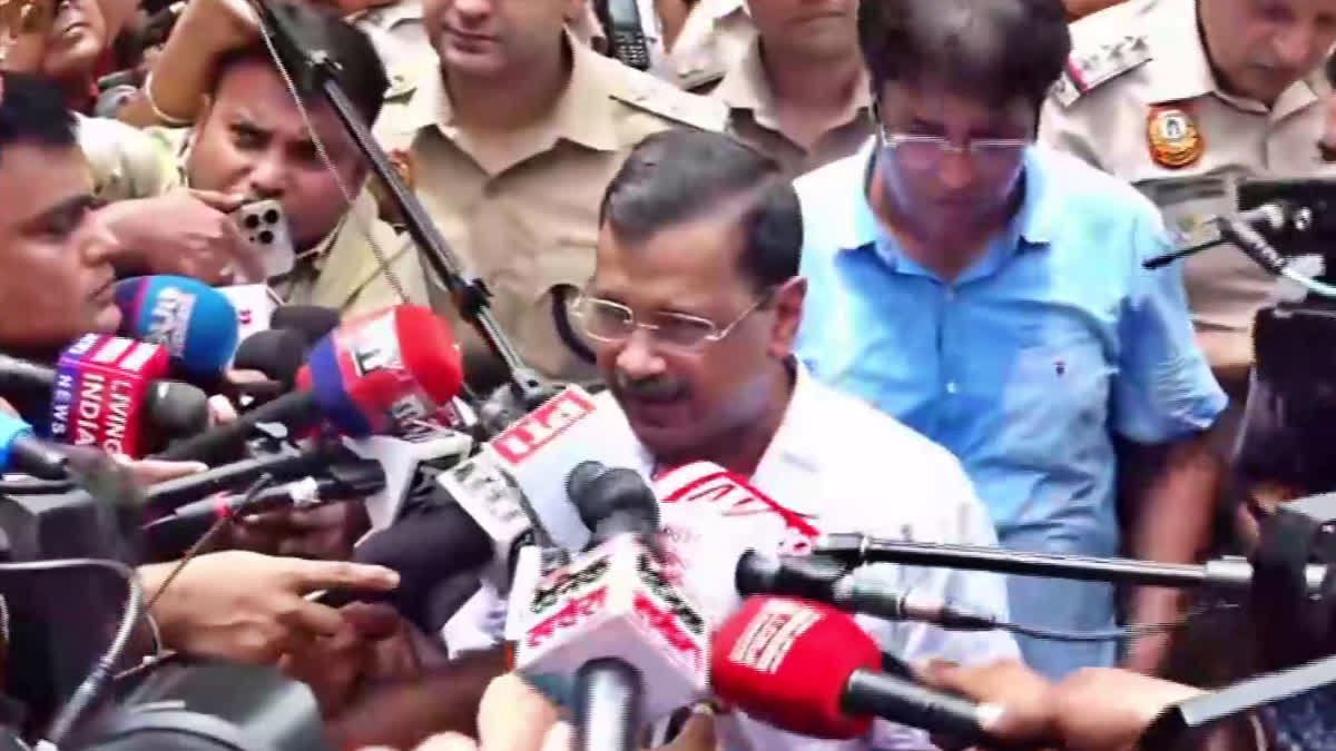 PM आवास की ओर केजरीवाल का मार्च, पुलिस ने रोका; फिरोजशाह रोड पर धरने पर बैठे !