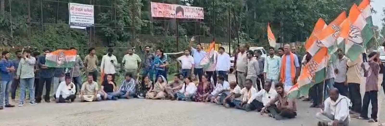जर्जर सड़कों के विरोध में कांग्रेस का चक्का जाम, सड़क सुधार नहीं होने पर उग्र आंदोलन की चेतावनी!