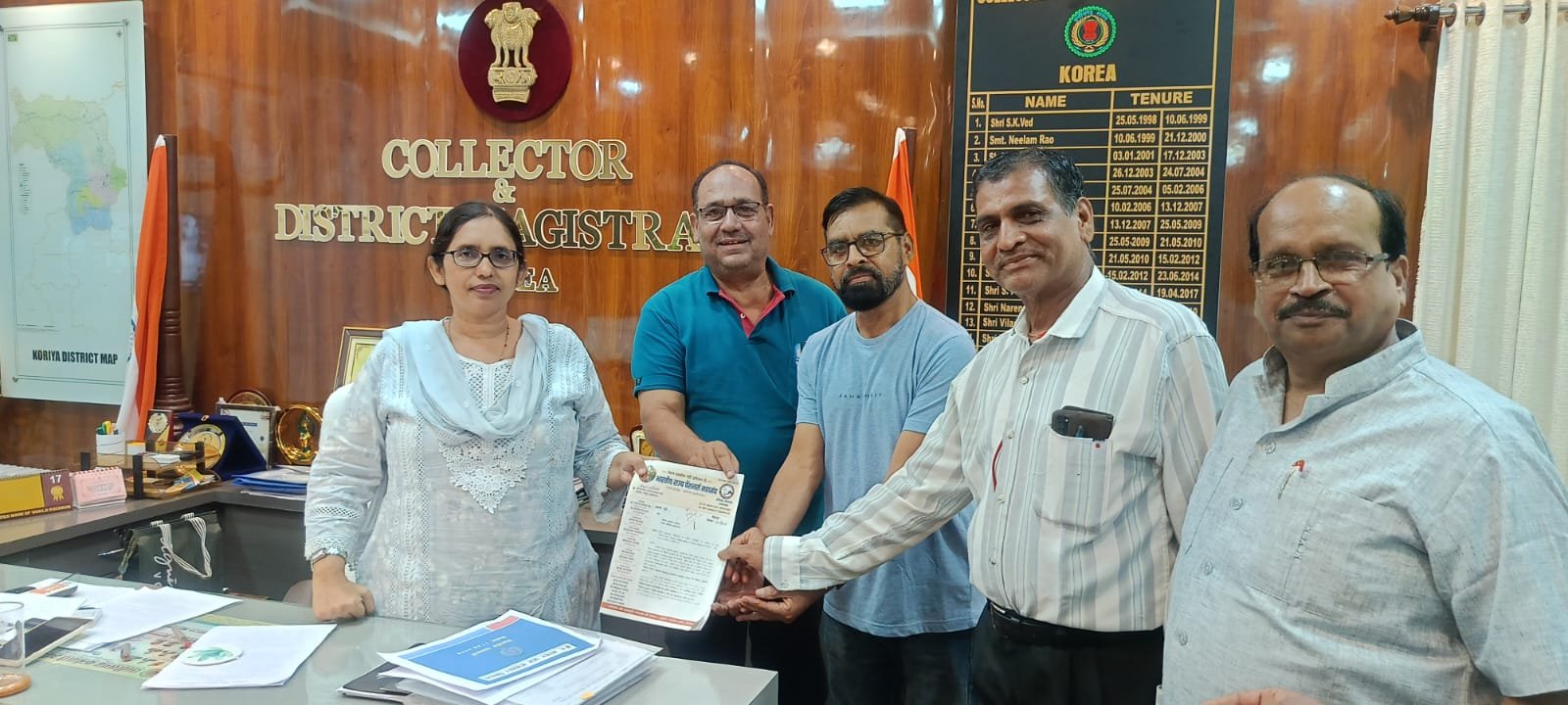 बैकुंठपुर में सियान सदन की मांग को लेकर पेंशनर महासंघ ने कलेक्टर को सौंपा ज्ञापन