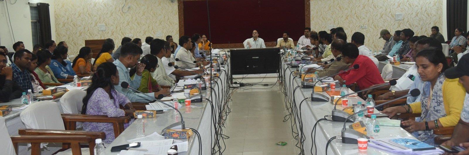विकसित भारत जी-राम-जी योजना की समीक्षा: जिला पंचायत सीईओ ने दिए सख्त निर्देश, पीएम आवास में गड़बड़ी पर FIR के आदेश !