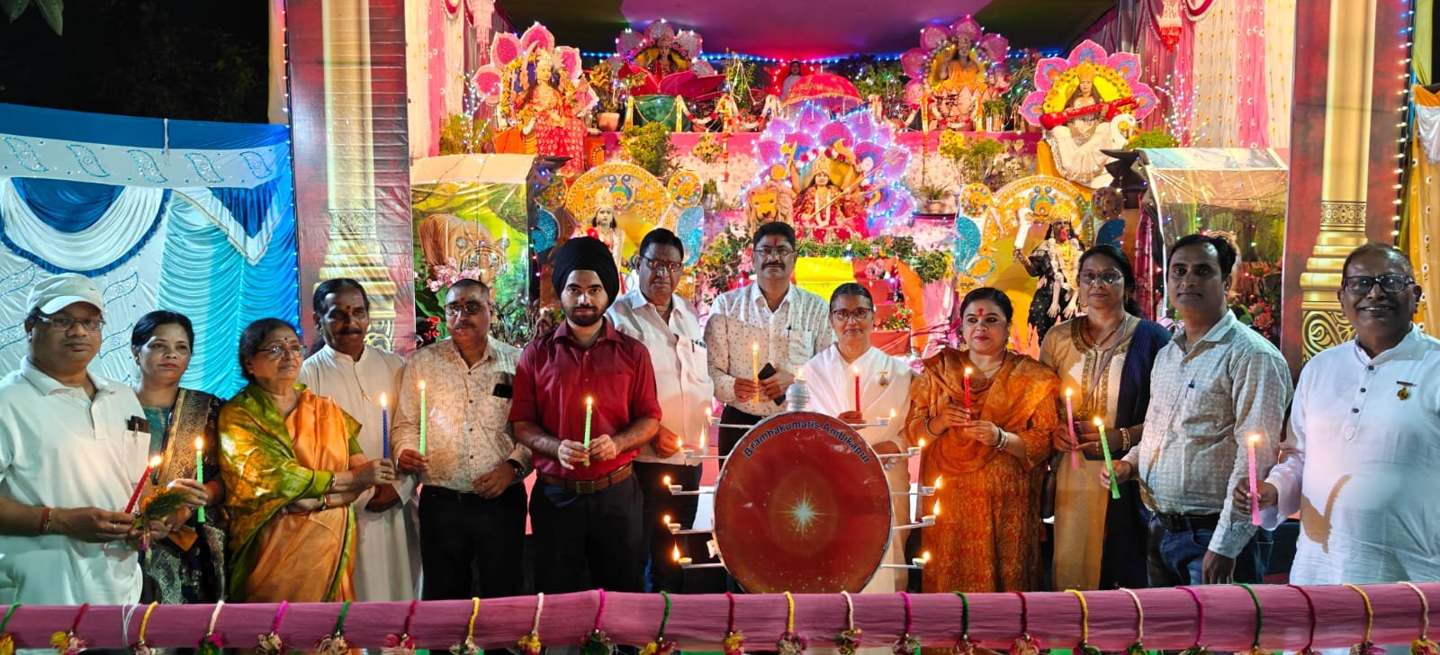 अंबिकापुर में चैतन्य देवियों की झांकी के शुभारंभ अवसर पर दीप प्रज्वलन करते अतिथि