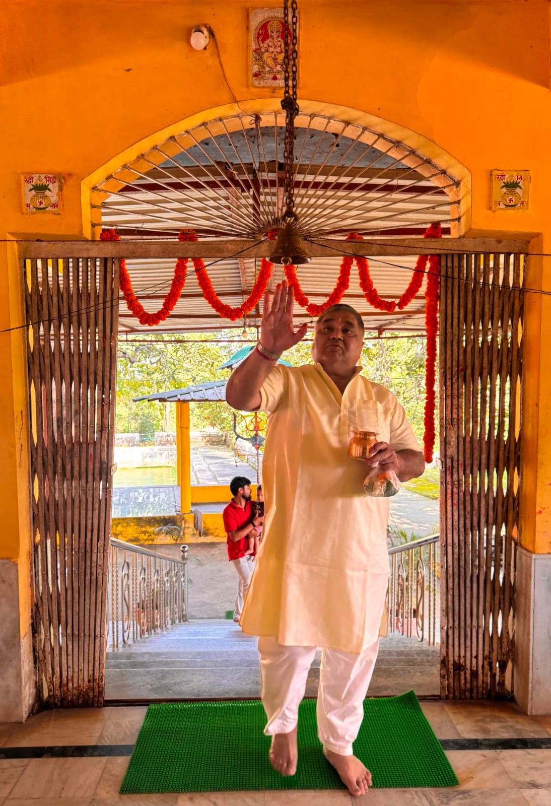 मंत्री राजेश अग्रवाल माँ दुर्गा मंदिर में पूजा-अर्चना करते हुए