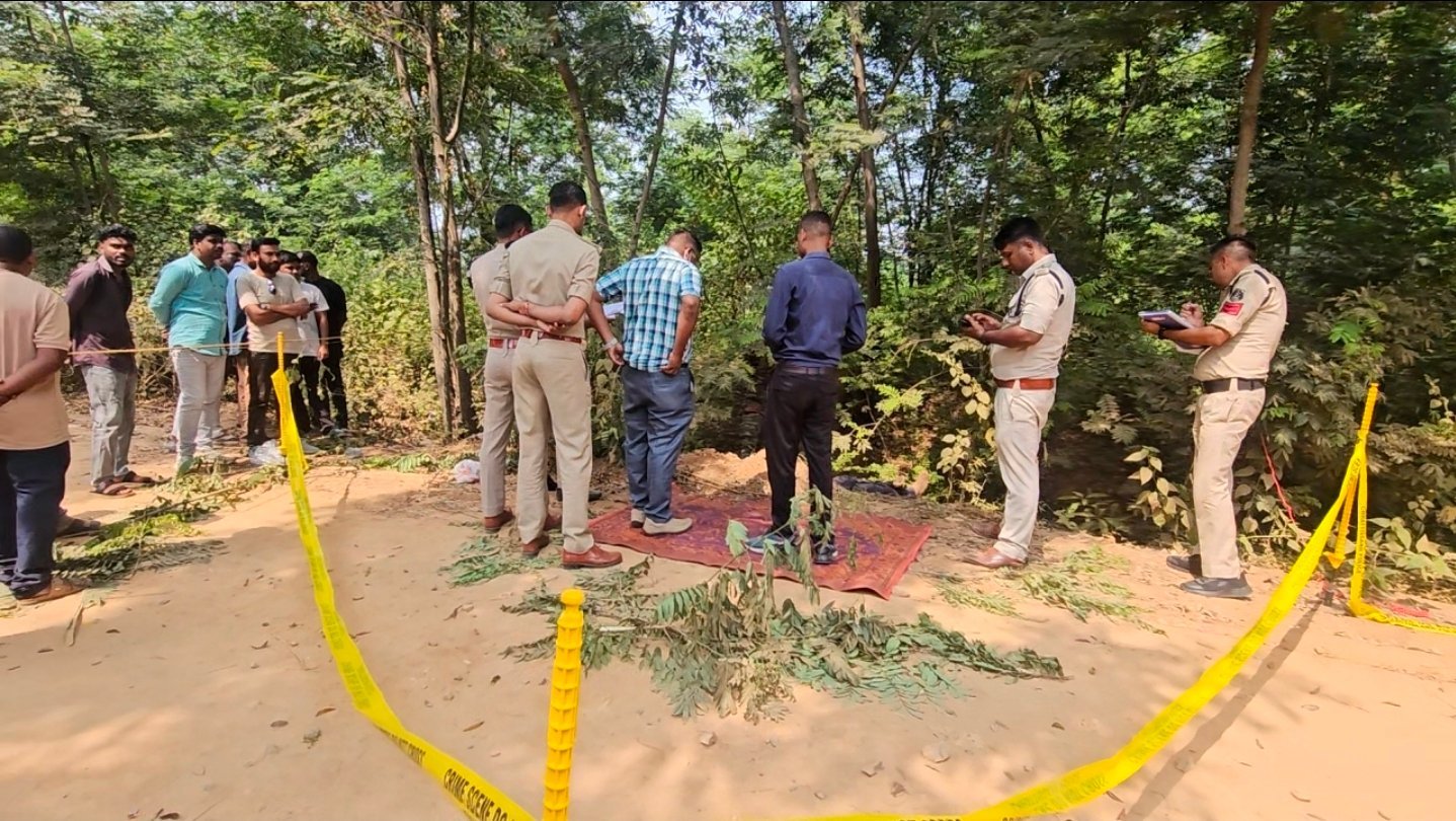 महावीरपुर में अज्ञात युवक का शव मिलने के बाद घटनास्थल पर पुलिस जांच
